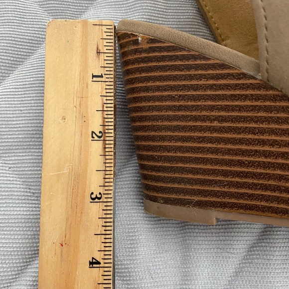 Tan suede Brash open toe bootie. Size 6 - Picture 7 of 8